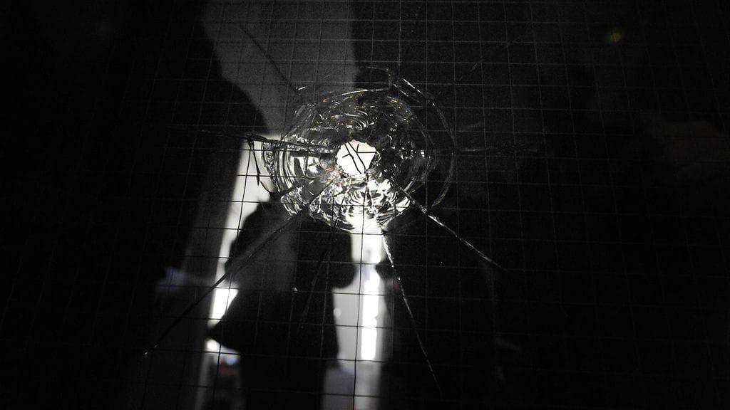 Luodinreikä ikkunassa koulun sisätiloissa Kauhajoen palvelualojen ammatillisessa oppilaitoksessa 8. lokakuuta 2008. Kauhajoen koulusurmissa kuoli yksitoista ihmistä tekijä mukaan lukien.