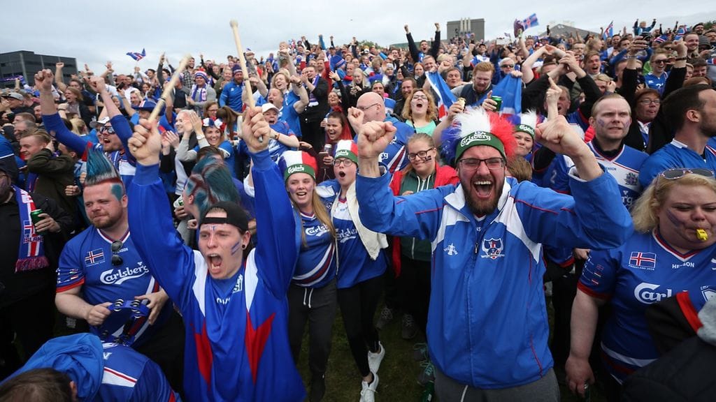 Islantilaiset juhlivat joukkueensa menestystä Reykjavikissa.