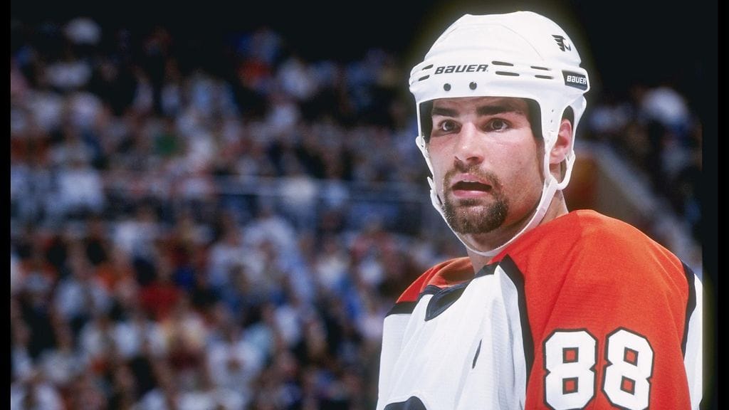 Eric Lindros kuuluu Philadelphia Flyersin suurpelaajiin. Kuva vuodelta 1997.