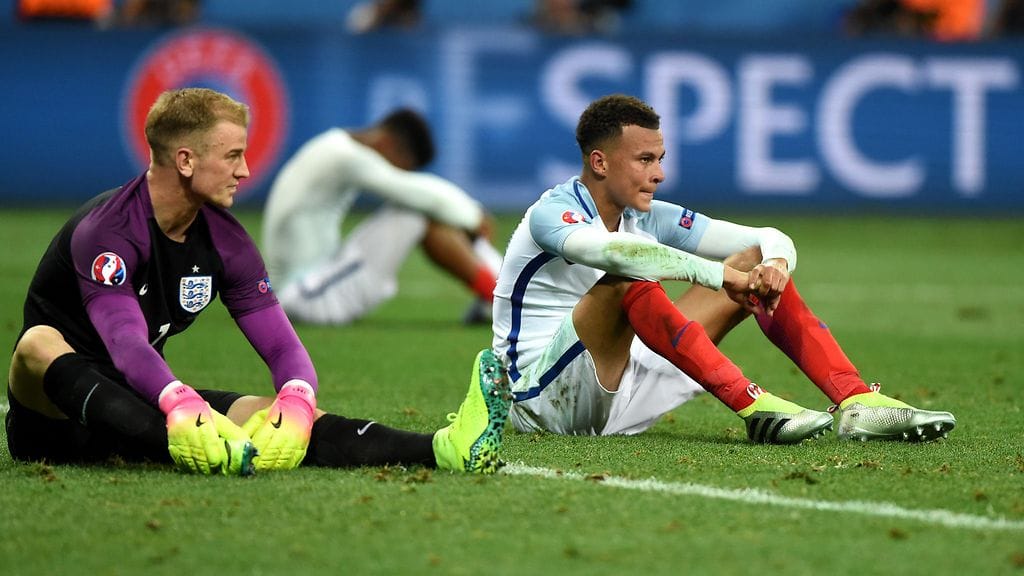 Englannin maalivahti Joe Hart ja Dele Alli istuivat pettyneinä nurmella tappiopelin jälkeen. Samaan aikaan Islannin pelaajat juhlivat sensaatiovoittoa kentän toisessa päädyssä.
