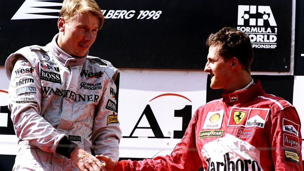 Michael Schumacher onnittelee Mika Häkkistä Itävallan GP:n 1998 voitosta.