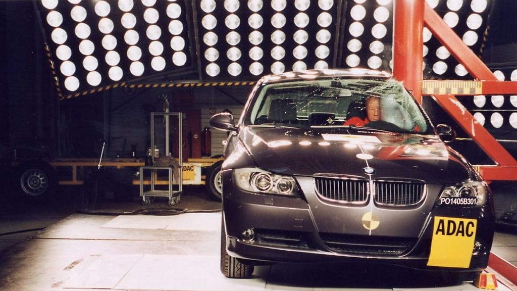 BMW:n 3-sarjalainen Euro NCAPin törmäystestissä. Kuva ei liity IIHS:n testiin.