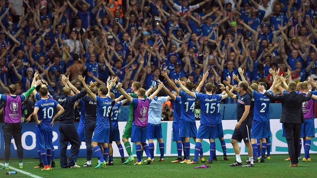 Mykistävä näky: Islanti juhli EM-puolivälieräpaikkaa Nizzassa maanantaina. Englanti kaatui 2-1.
