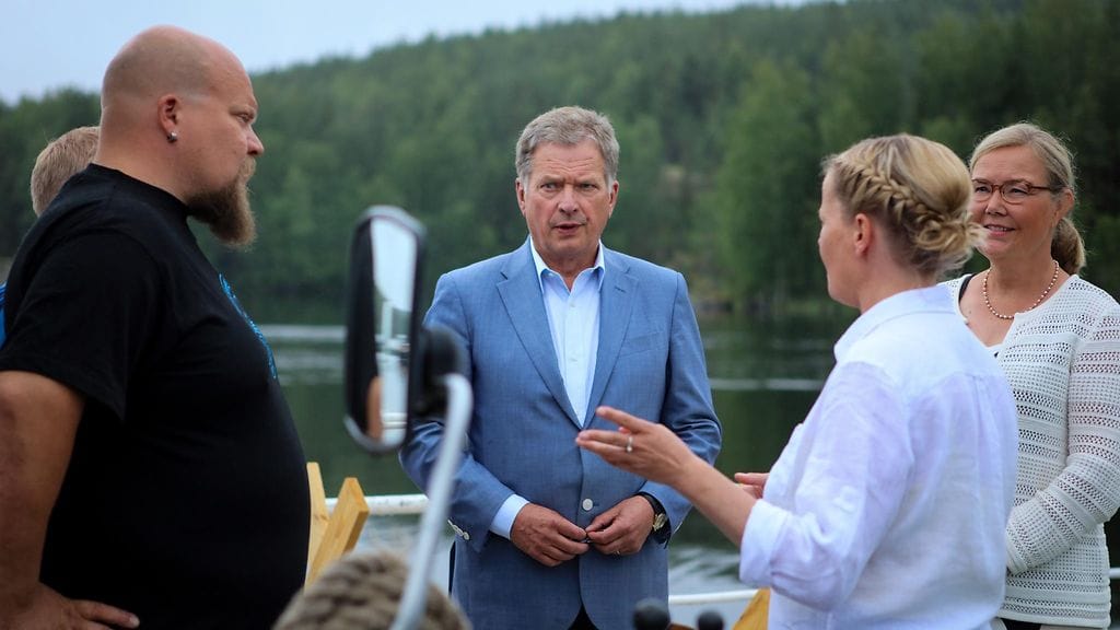 Presidentti Sauli Niinistö oli median haastateltavana tutustuessaan Pidä saaristo siistinä ry:n toimintaan ja saimaannorpan suojeluun M/S Roope-Saimaa aluksella Sahanlahden satamassa Puumalassa tiistaina 28. kesäkuuta 2016.