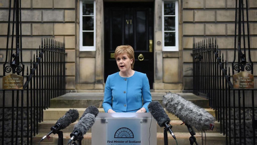 Skotlannin pääministeri Nicola Sturgeon puhui medialle Edinburghissa 25.6.2016.