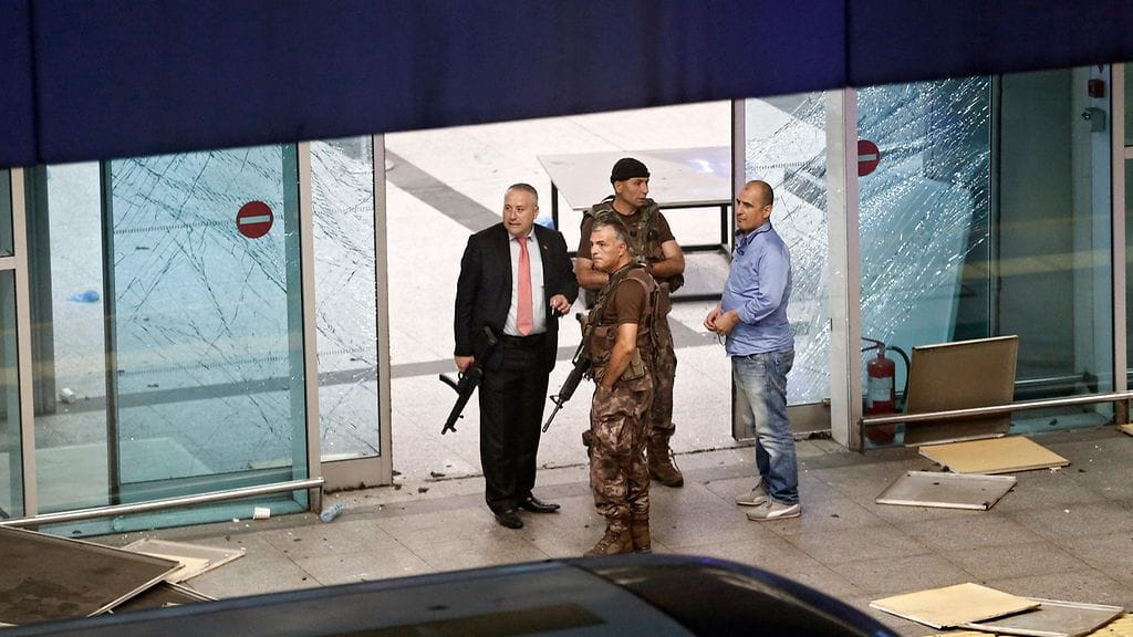 Turkin erikoisjoukkojen sotilaat turvasivat lentokentän aluetta itsemurhaiskujen jälkeen.