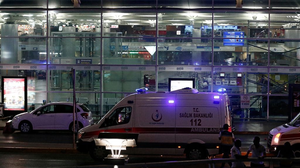 Ensiapu odotti lentokentän ulkopuolella loukkaantuneita tiistai-iltana. Iskuissa on kuollut 28 ja loukkaantunut 60 ihmistä.