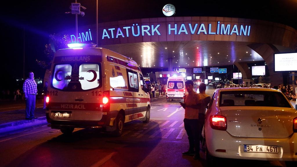 Istanbulin tiistaisen lentokenttäiskun tekijöiden on epäilty olevan terroristijärjestö Isisin kannattajia.