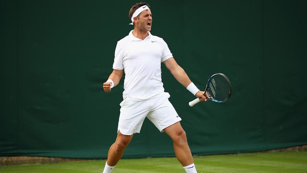 Marcus Willis villitsee keskiviikkona Wimbledonin keskuskentän yleisöä.