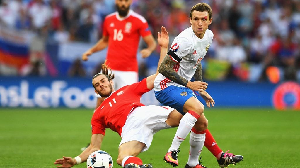 Pavel Mamajevin (oik.) silmäkulma punoitti selvästi Wales-ottelussa.