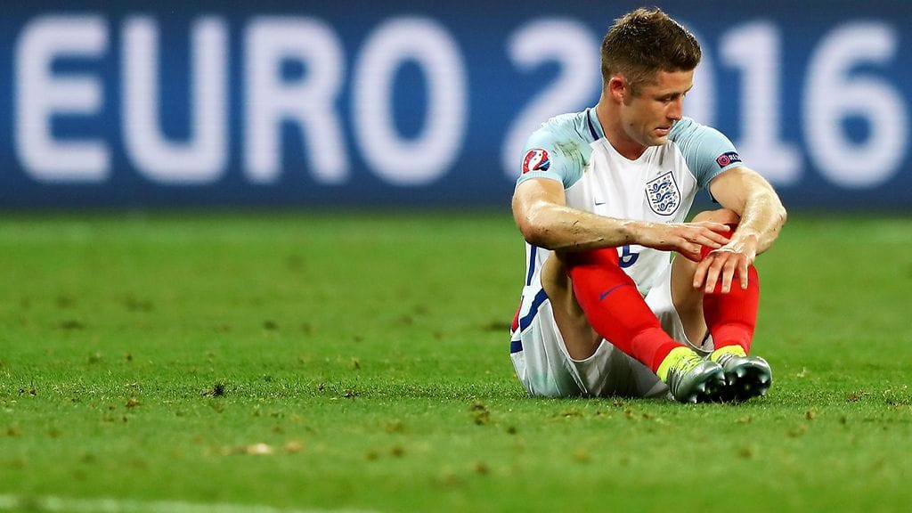 Gary Cahill surkeana Islanti-tappion jälkeen.