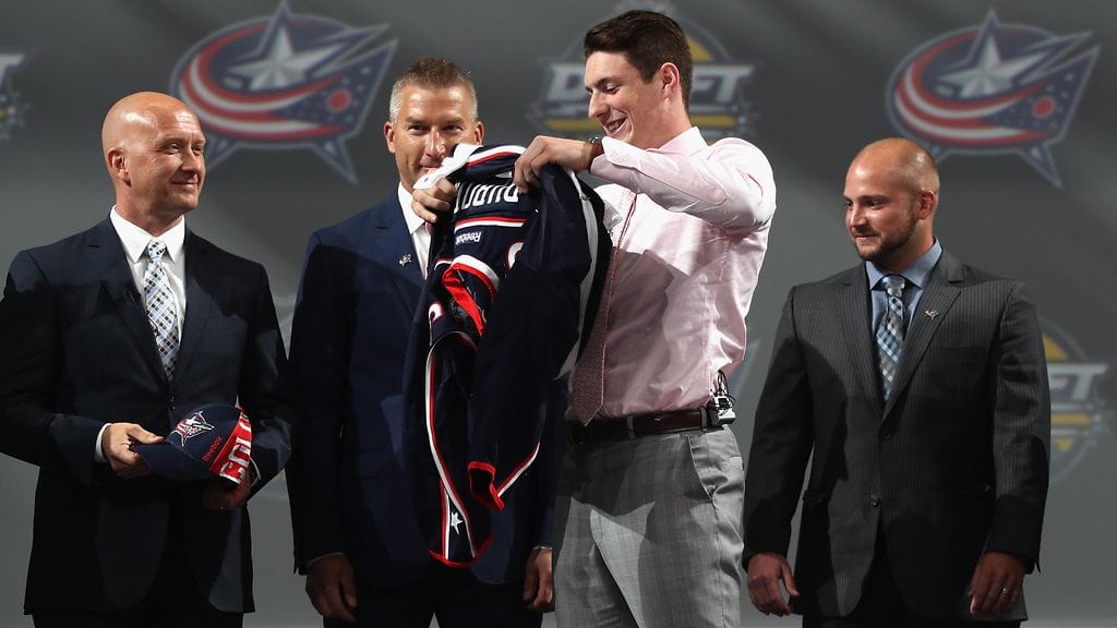 Jarmo Kekäläinen (vas.) toivotti Pierre-Luc Dubois'n tervetulleeksi Columbukseen.