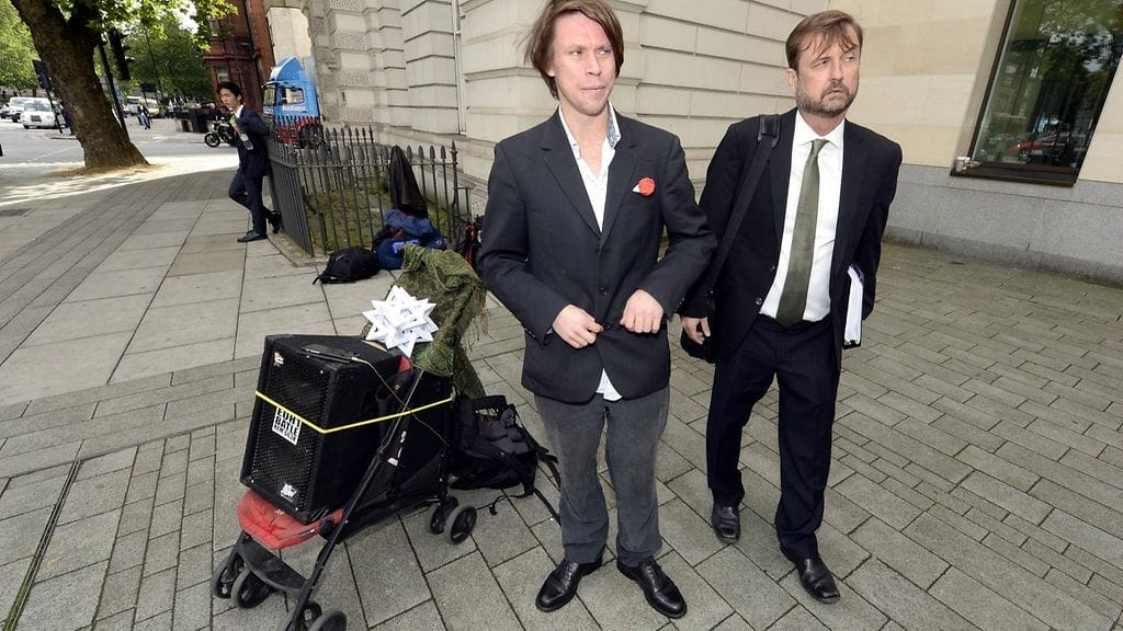 Lauri Love (vasemmalla) odotti oikeuden istunnon alkua yhdessä asianajaja Tor Ekelandin kanssa Lontoossa kesäkuun lopussa.