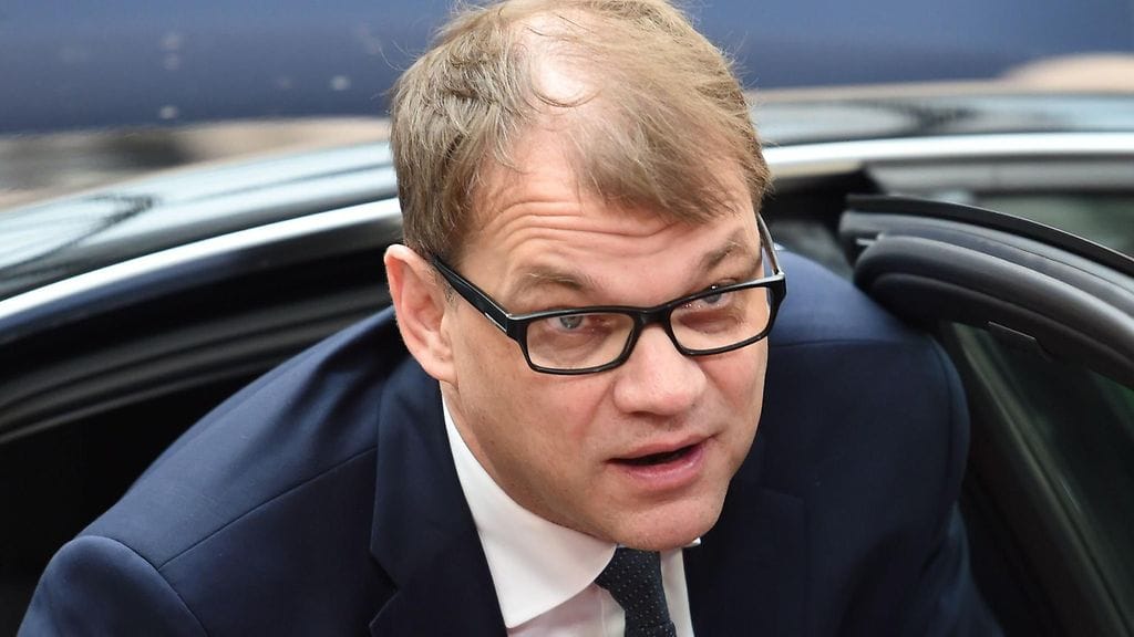 Kaksi viidestä suomalaisesta epäilee Juha Sipilän hallituksen kykyä hoitaa maan asioita, kun vuosi aiemmin vain reilu neljännes oli epäuskoinen.