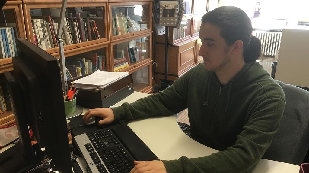 Suomen kielen opiskelija Michael Owen Jones on työharjoittelussa Kirjallisuuden vientikeskuksessa.