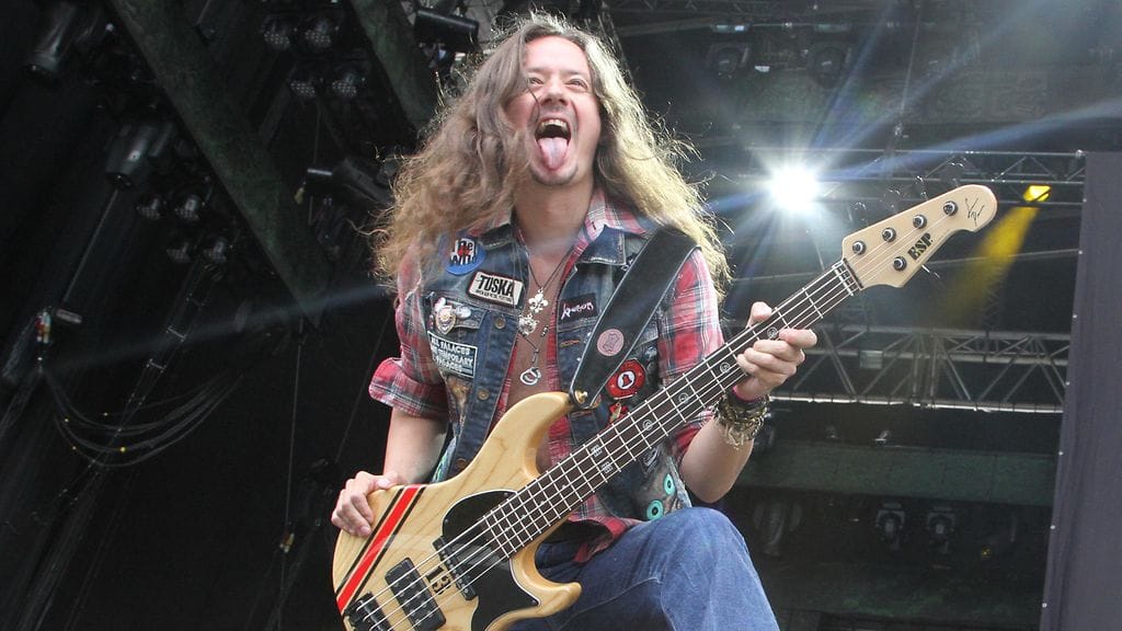 Stratovariuksen basisti Lauri Porra kaikkine kielineen lavalla Hämeenlinnassa 29. kesäkuuta 2016.