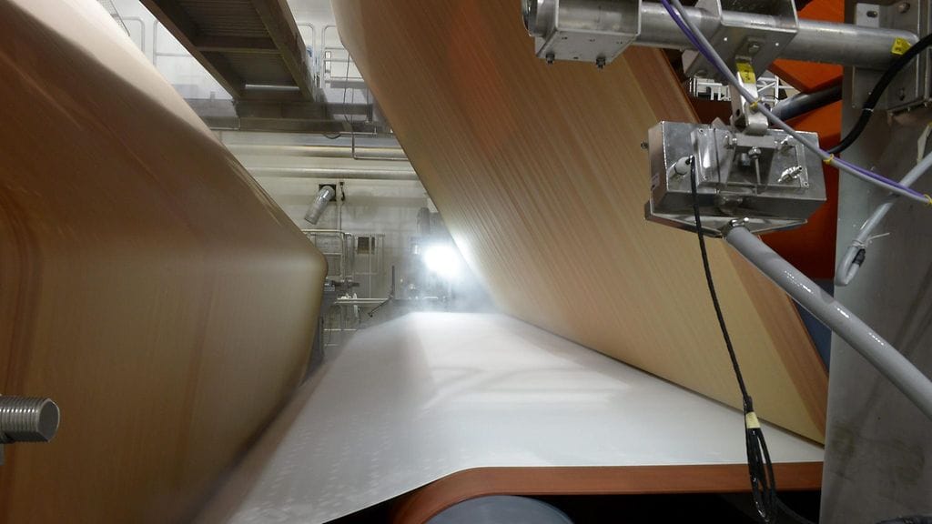 Sellua kuivauskoneessa UPM:n Kymin Sellutehtaalla Kuusankoskella 28. lokakuuta 2015.