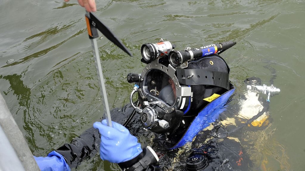 Puolustusvoimien sukeltajat löysivät toimintakuntoisen, sodanaikaisen käsikranaatin uimarannalta Mikkelissä. Kuvituskuva.
