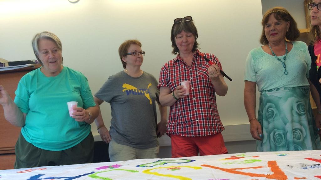 Seniorit tekevät pridekylttejä