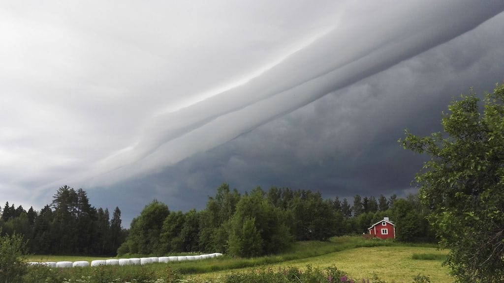 Ylöjärvellä otetussa kuvassa näkyy ukkosrintama ja sen edessä kääretorttumainen vyörypilvi.