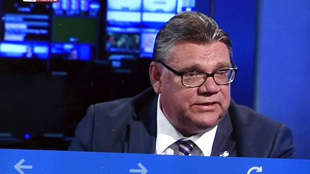 Ulkoministeri Timo Soini kertoo mielipiteitä Brexitistä Sky TV:n haastattelussa. Kuvakaappaus Sky Tv:n haastattelusta.