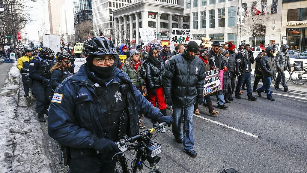 Poliisi saattoi aseellista väkivaltaa ja poliisien brutaalia toimintaa vastustaneita mielenosoittajia Chicagossa joulukuussa 2015.