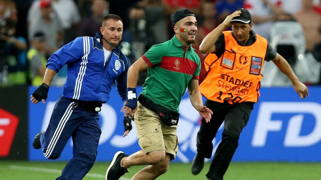 Häirikkö karkasi kentälle