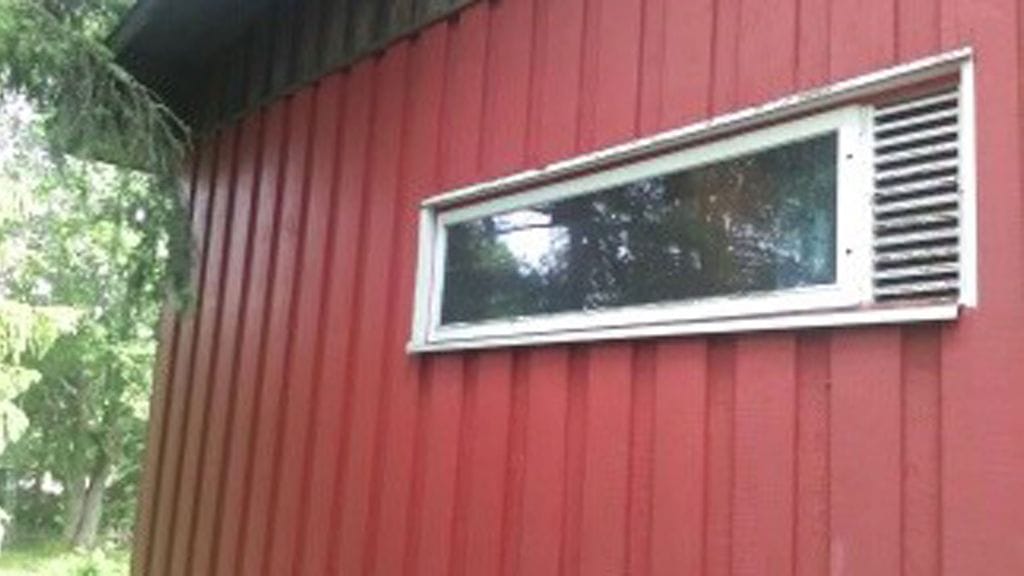 Onko tämän punaisen julkisivun maalaaminen ruskeaksi olennainen muutos, pohditaan Tuusulassa.