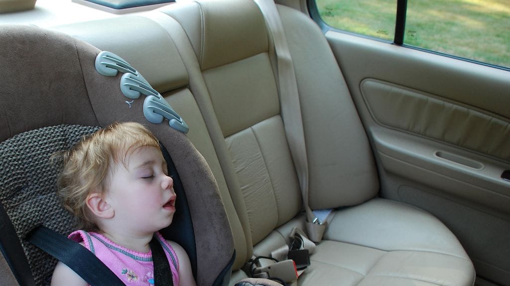 Avoinna ollut ikkuna aiheutti takapenkillä nukkuneelle tytölle yllätyksen.