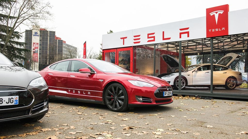 Tesla Model S on suosittu sähköauto.