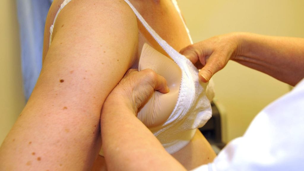 Kuvassa sovitetaan rintaproteesia.