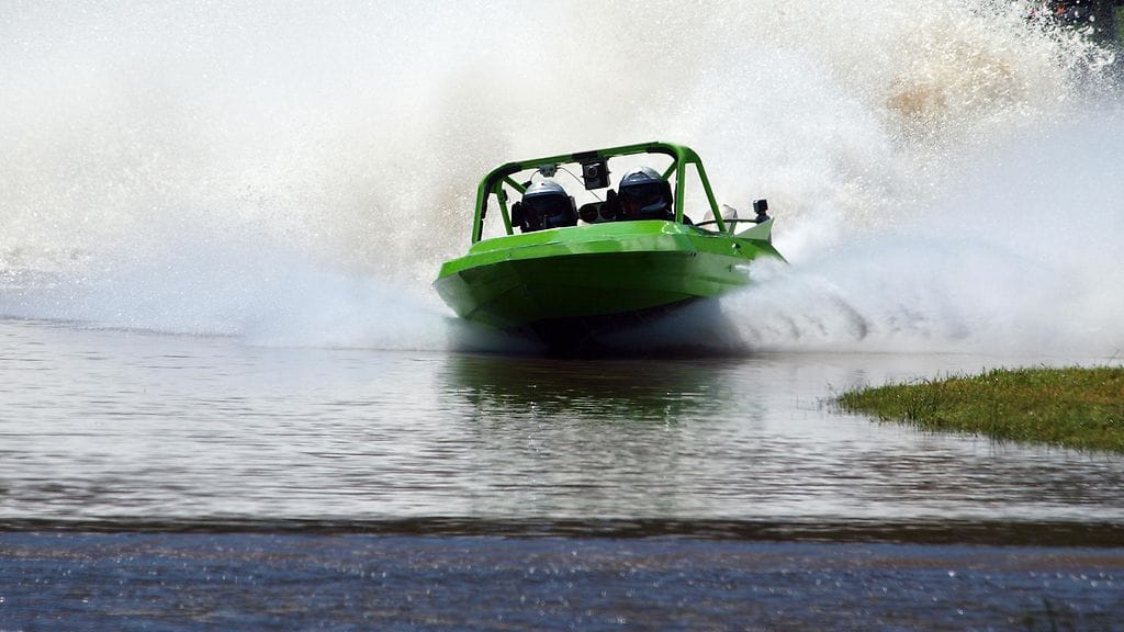 Suihkumoottorikäyttöinen sprinttivene.
