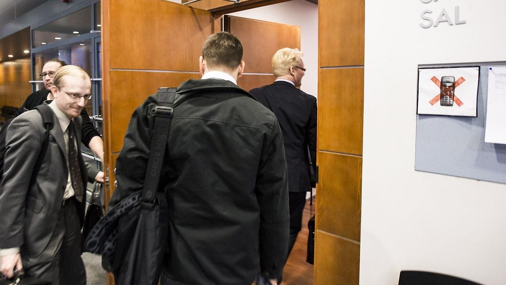 Luonnonsuojelurikkomuksesta syytetty mies (selin keskellä) menossa asianajajansa Kenneth Pethin (oviaukossa) kanssa Pohjanmaan käräjäoikeuteen Vaasassa 11. marraskuuta 2014.