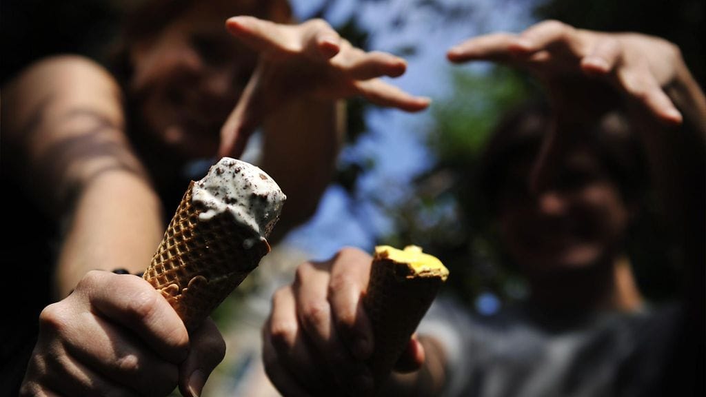 Helteellä ei ehkä tee mieli kuin jäätelöä.