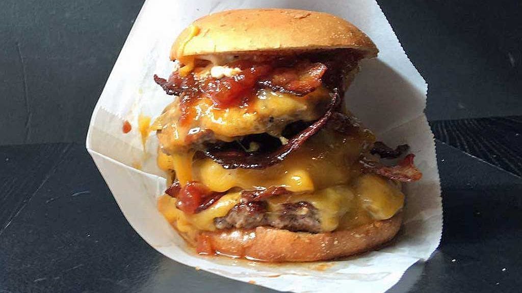 Naughty Brgr -ravintolan uutuushampurilainen sisältää muun muassa kolme pihviä.