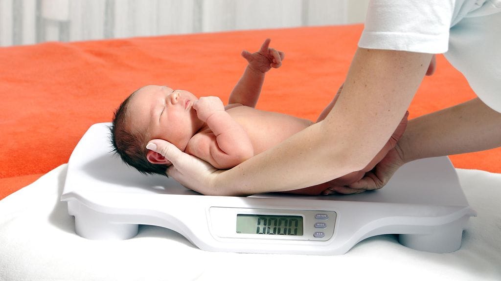 Sekä vanhemmat että kätilöt yllättyivät vauvan suuresta koosta.