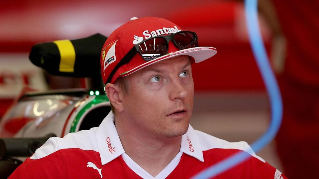 Kimi Räikkönen istuu Ferrarin autoon Itävallan varikolla.
