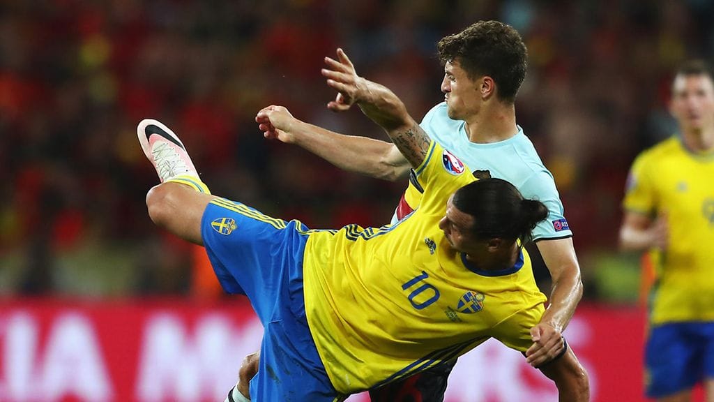 Thomas Meunier luutii Belgian alakerrassa. Tässä paimennettavana Zlatan Ibrahimovic (etualalla).