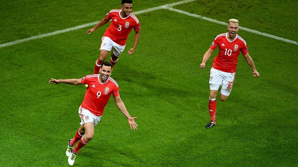Wales juhli Hal Robson-Kanun maalia.