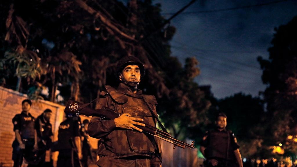 Aseistautuneet hyökkääjät iskivät eilen Bangladeshin pääkaupungissa Dhakassa ulkomaalaisten suosimaan kahvilaan ja ottivat panttivankeja.