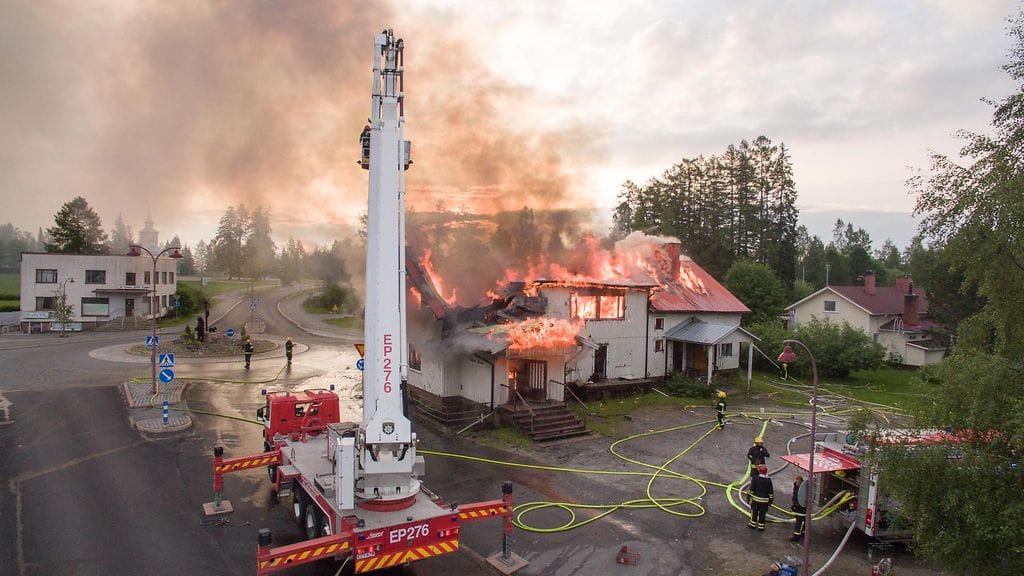 Yöllisessä tulipalossa tuhoutui vanha liikehuoneisto, jossa toimi viime vuosina 4-H-kerhon kierrätyskeskus Marleenan puoti. Kuva: Studio Ahti.