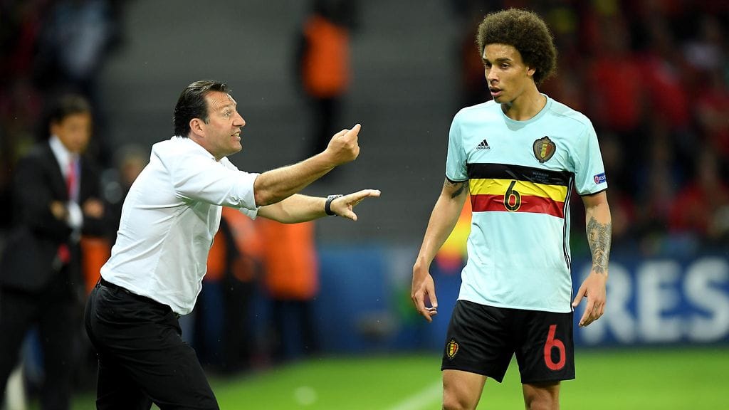 Marc Wilmots ohjeistamassa Axel Witseliä.