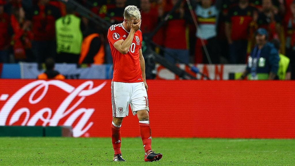 Aaron Ramseyn ilta oli kaksijakoinen: jatkopaikka lämmitti, pelikielto masensi.