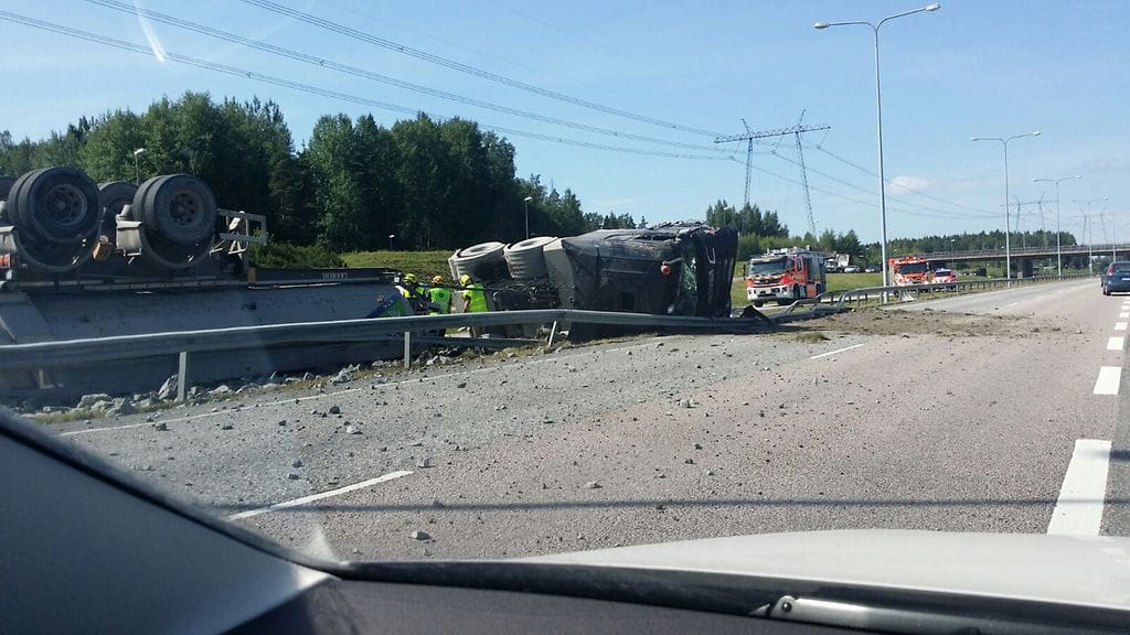 Rekka törmäsi keskikaiteeseen Kehä II:lla 2. heinäkuuta 2016.