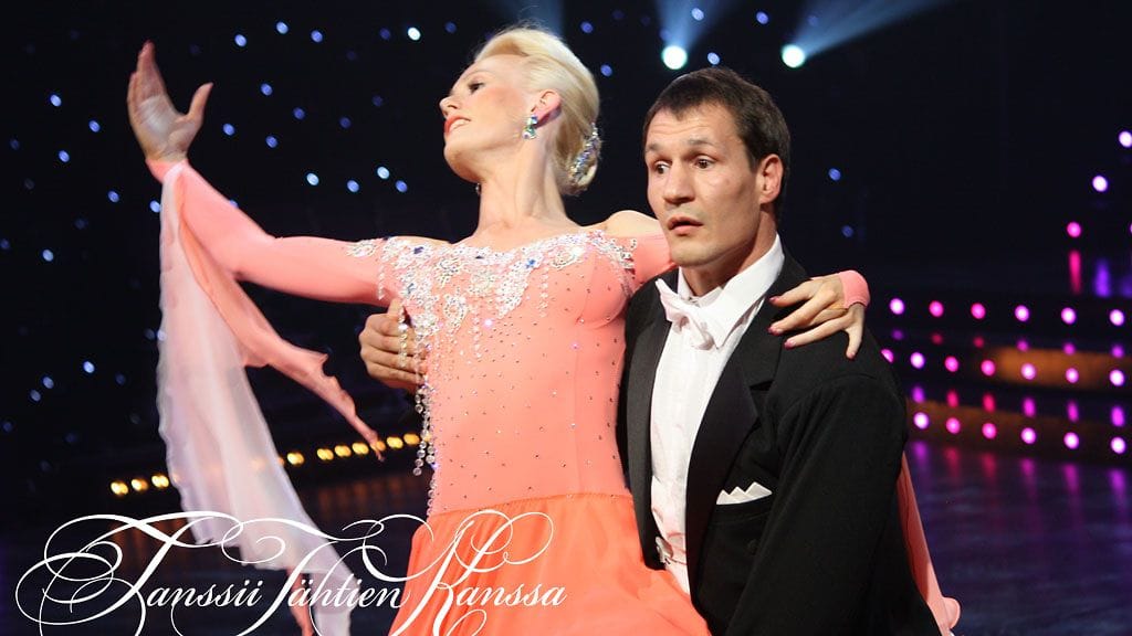 Amin Asikainen ja Jutta Helenius valssin pyörteissä.