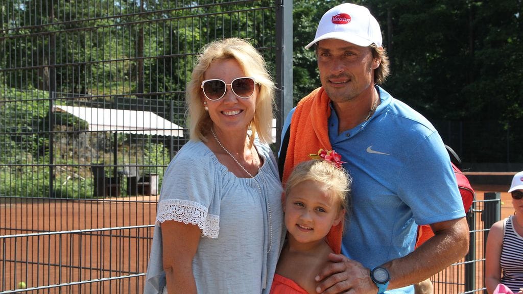 Sirpa ja Teemu perheineen viettävät kesää Suomessa.