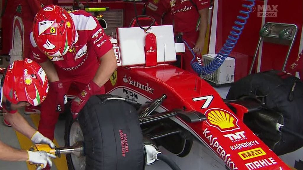 Kimi Räikkösen renkaita vaihdetaan varikolla.