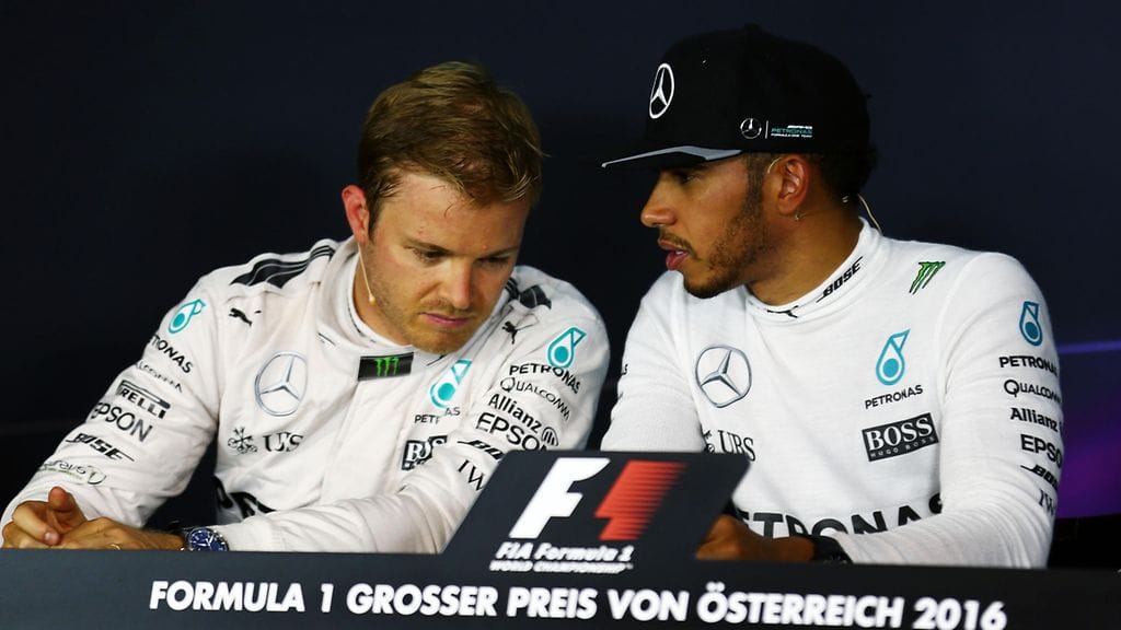 Nico Rosberg ja Lewis Hamilton vaihtavat tietoja aika-ajojen jälkeisessä lehdistötilaisuudessa.