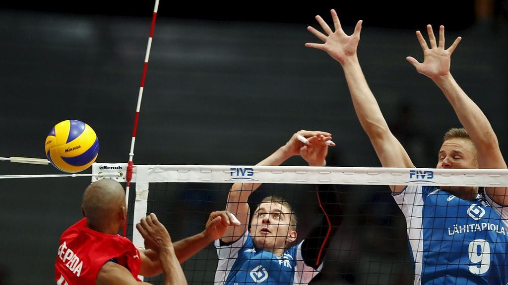 Kuuban Rolando Cepeda iskee, ja Suomen Eemi Tervaportti ja Tommi Siirilä nousevat torjuntaan.