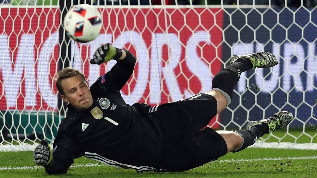 Manuel Neuer pystyi kovalla hetkellä tärkeisiin torjuntoihin.